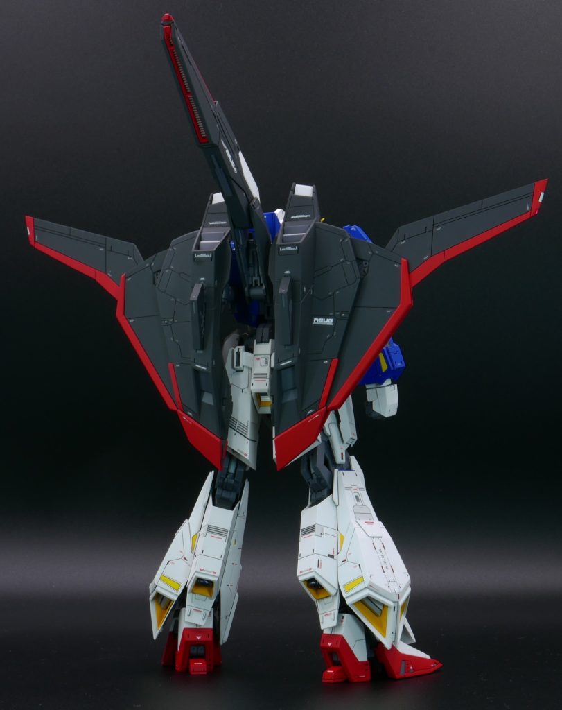 後ろからウイング部はプラ板で新規製作したものです。それ以外はプラ板で幅増しと延長を行いました。ちなみに、ウェイブライダーへの変形も一応考慮して制作したものの……完成後の変形は一度も試していません(いろいろと怖いのでw)