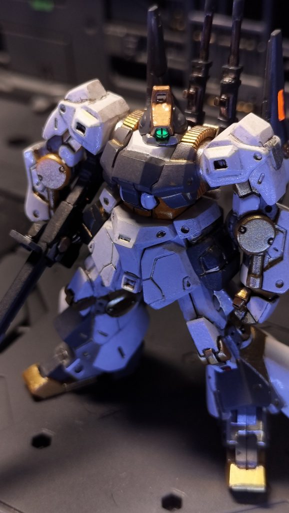 5.        この機体を「ガンダム」と呼ぶことは、ジオン出身のメンバーも少なくないエウーゴ内でも反発があり、「リック・ドム」系の「リック」に、ブレックス准将が込めた“未来への希望“を込めるべく、旧世紀に喜望峰を発見したバーソロミュー・ディアスの人物の名をとって、「リック・ディアス」に落ち着き、量産機のカラーリングもエウーゴの作戦の性質上目立つ色を避けた結果、リック・ドムを思わせるカラーリングとなる予定だった。