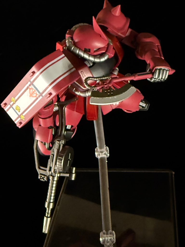 ヒートホークを構えて。赤熱前のイメージで刃は銀としました。