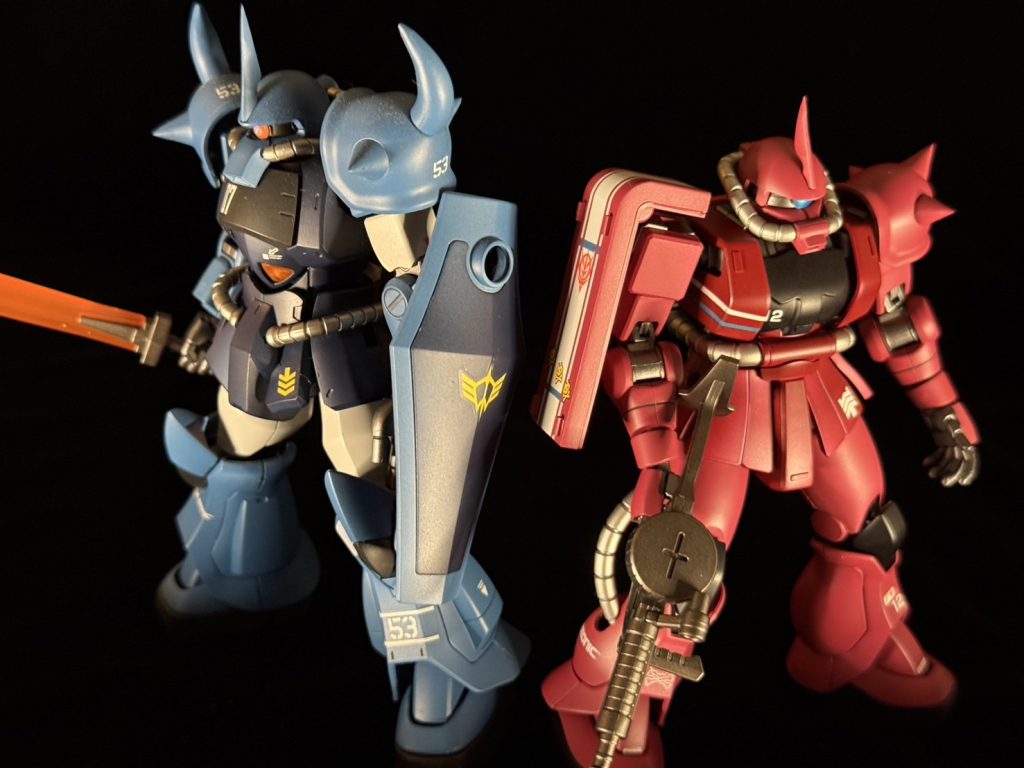 シグネチャーカラー第一弾東雲ブルーが出たときに作ったグフと並べて。同じようなコンセプトで作った機体を並べるとやはりなんとなく見栄えがしますね。