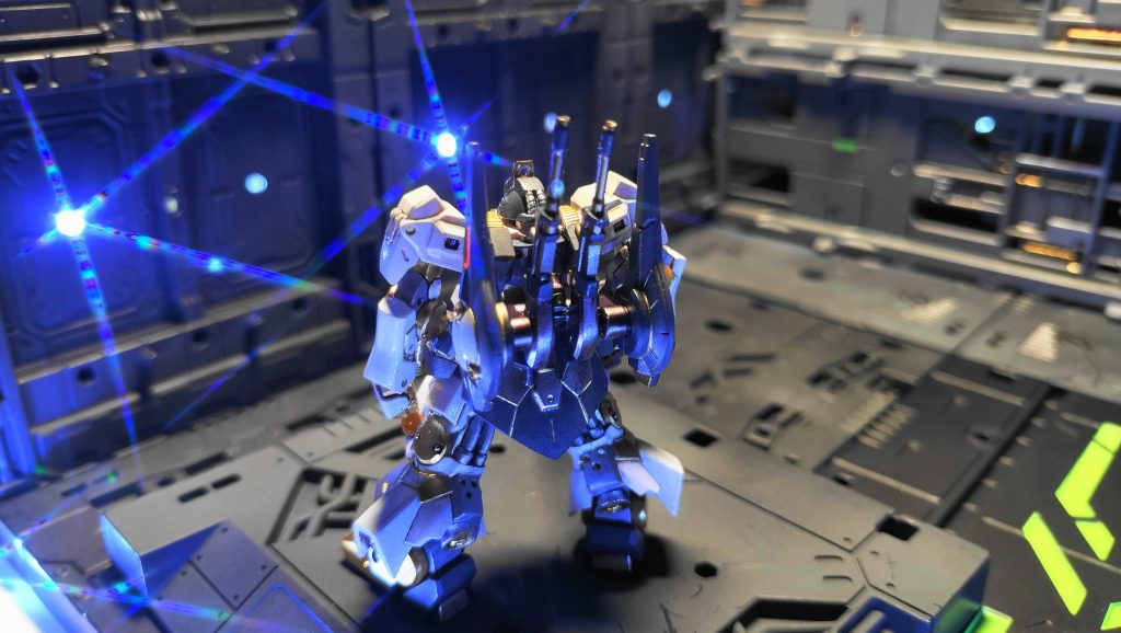 7.        ロールアウト記念式典で颯爽と白いリック・ディアスの頭部コクピットから登場したブレックス准将だが、彼は生粋の指揮官でありMSの操縦ライセンスは持っていない。この式典では簡易複座型コクピットがしつらえてあり、実際に式典でリック・ディアスを操縦していたのは、クワトロ・バジーナ少尉だった。