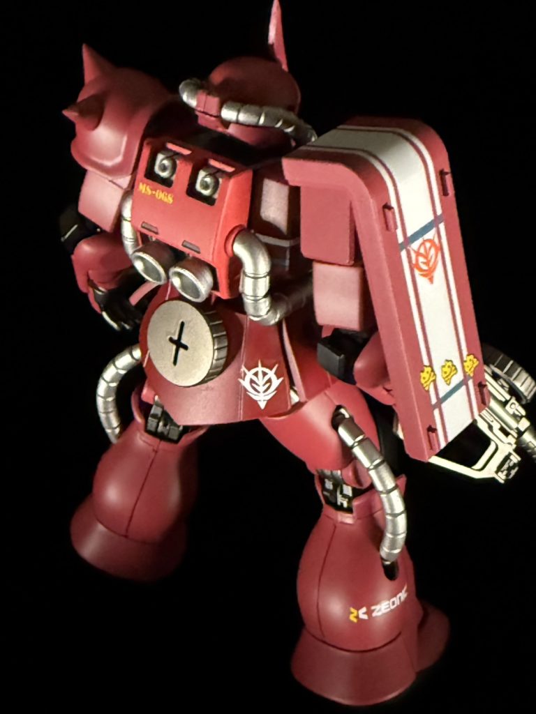 後ろ。ザクはなぜかバックパックだけ他と色味が違うので、倣ってバックパックだけサーモンピンクにしました。彩度高めが意外とハマったので気に入っています。改造は控えめで、モノアイレンズの付与、トゲとアンテナの先端シャープ化、プラ板による申し訳程度のディティールアップ、バズーカの合わせ目消し(手抜き)程度ですが、メインカラーがいいのでなんとなくそれなりにはなったかなーと。年内にあと2作は作りたいな...の1作ができたので、あと1作は作ることを目標にしようと思います。