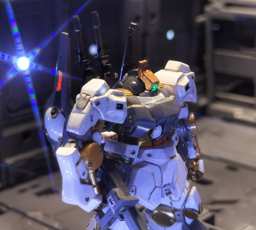 8.    簡易複座型コクピットであることから、このロールアウト時のリック・ディアスには頭部コクピットハッチが左右両方に用意されていることが珍しいポイントだ。 しかし脱出ポッドでもあるコクピット・ブロックの強度維持のために、量産機ではコクピットハッチは機体の左手側のみとなっている。