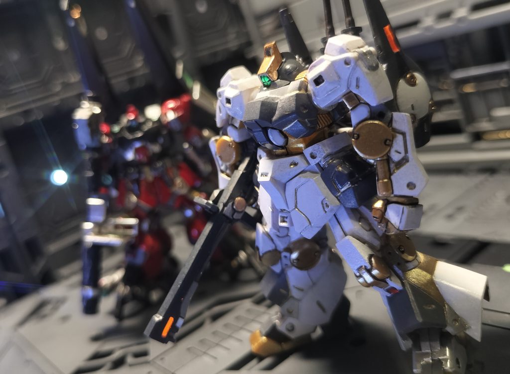 9.    このロールアウト式典後、ガンダリウムγをもたらして開発に貢献したクワトロ・バジーナ少尉は二階級特進して大尉となった。そしてこの白い機体はクワトロ大尉の乗機となり、式典後すぐに赤に塗り替えられたという。これはリック・ディアスの開発ベッドとなった機体=リック・ドム・ディアスが赤で塗装されていたことにちなむ。