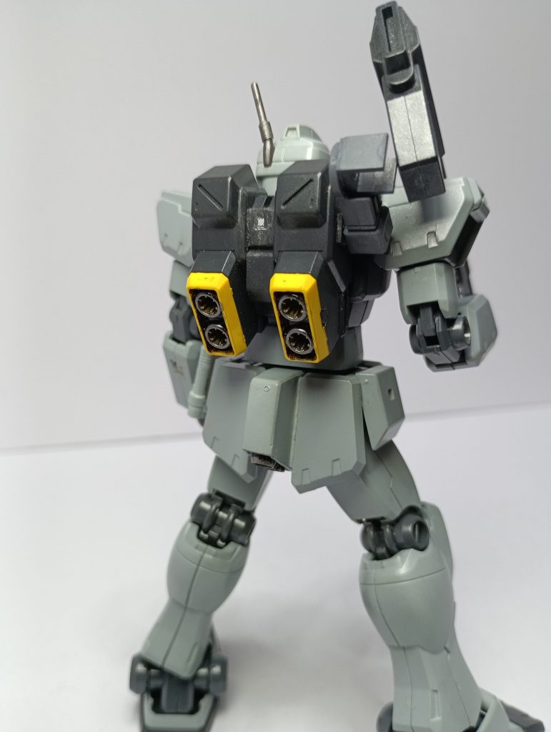 本体のバックパック。バーニア周りの色はオレンジから黄色に変更しています。