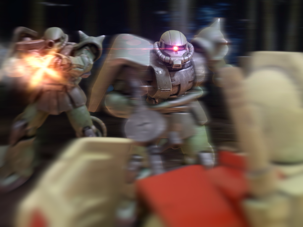 突如、暗闇の中から、一つ目の巨人たちが踊り込んだ。「やはりか!」敵の陸戦隊の夜襲だ。ジェームズ中尉の隊は応戦するが、敵は闇夜の戦いに慣れている。木々の群れと、闇夜に紛れながら、巧みに攻めてくる。(だが、火力はこちらが上だ!)ザクのマシンガンでは、決定的な火力が足りない。こちらはビーム兵器を携行している。 闇夜の中、機体を走らせながら照準を絞ろうとしたが、横合いから激しい衝撃がジェームズを襲った。