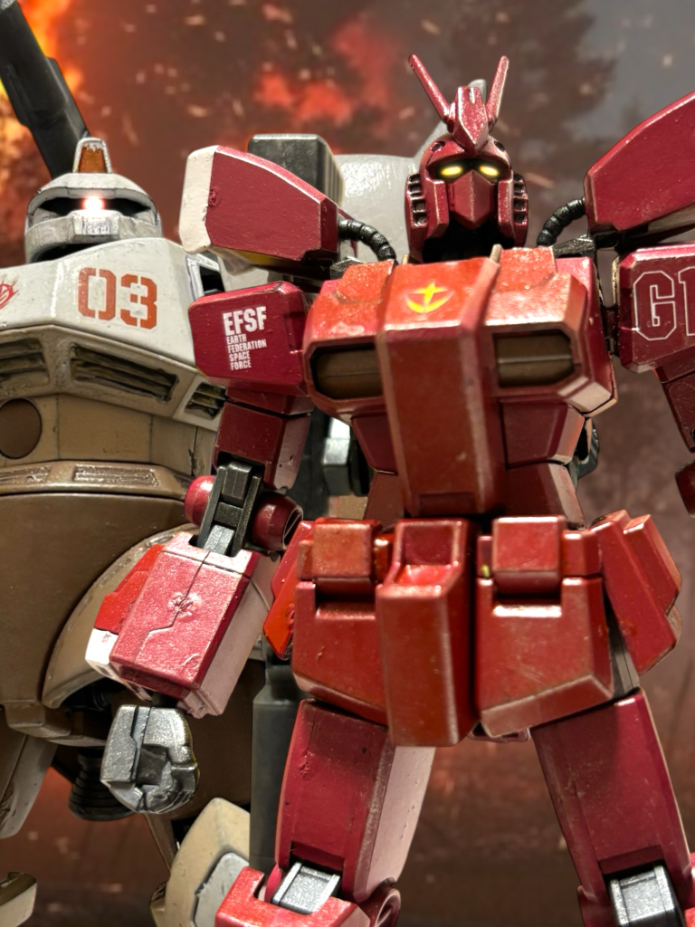 『来たのか……?』 ウォルフガングの機体を引き裂いた後、西の空を見上げて、ジンが呟いた。「何?」『嫌なヤツらが来た。』 ジンが、不機嫌そうに応じる。「じゃあ、今度は、わたしが壊してあげる。」 カルアが猫撫で声で応えるが、いや、とジンは否定しながら、弾を撃ち尽くしたバズーカをパージして棄てる。「どうして?あなたがウォルフガングを壊してくれたみたいに、わたしもあなたのために壊したいのに……!」『ありがとう、カルア。』 ジンは”恋人”を労う。『だが、アレは……今から来るヤツらは、俺のこだわりだ。俺が壊さないと……。』