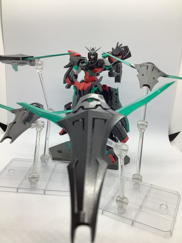 フェザーオービットコアストライダーに4基マウントしている無線誘導兵器。EMシールド、ビーム砲、シグル刃を備えておりオールレンジ攻撃を行う。菱形に配置することで空間やGBNサーバ間までも自在に移動できるディメンションポータルを展開できる。