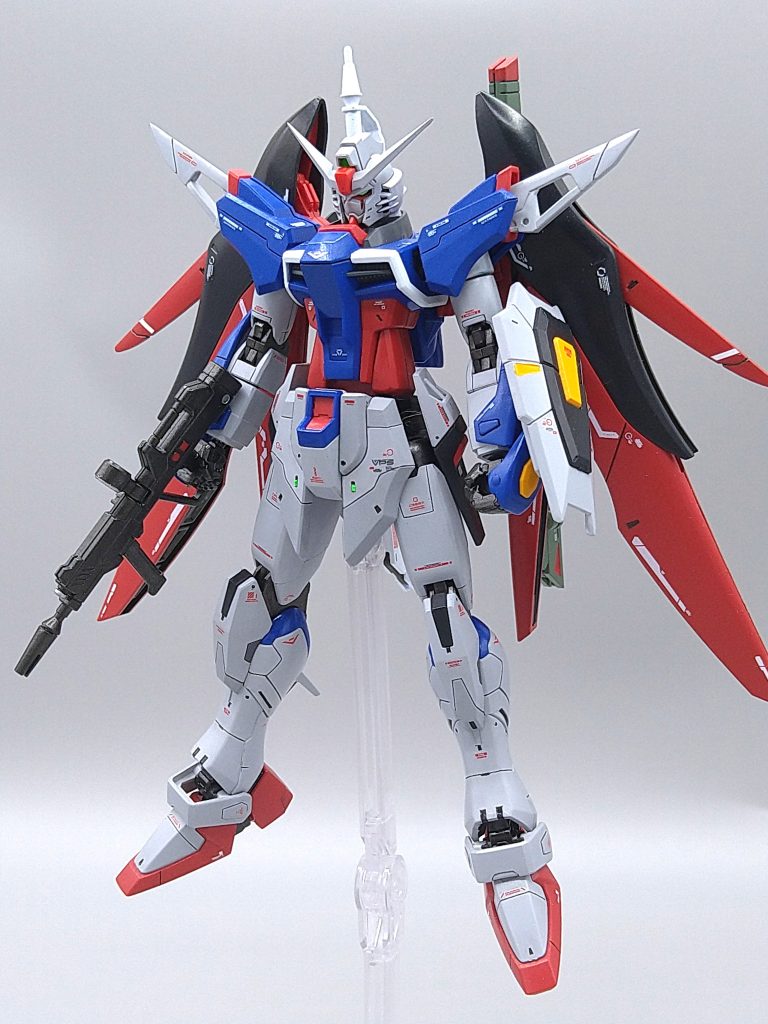 頭部のみRGを使用しております。HGCEの頭部も良いですが、RGの頭部めちゃくちゃカッコいいですよね。上腕2mm、前腕1mm、太もも5mm、胴体3mm延長しております。