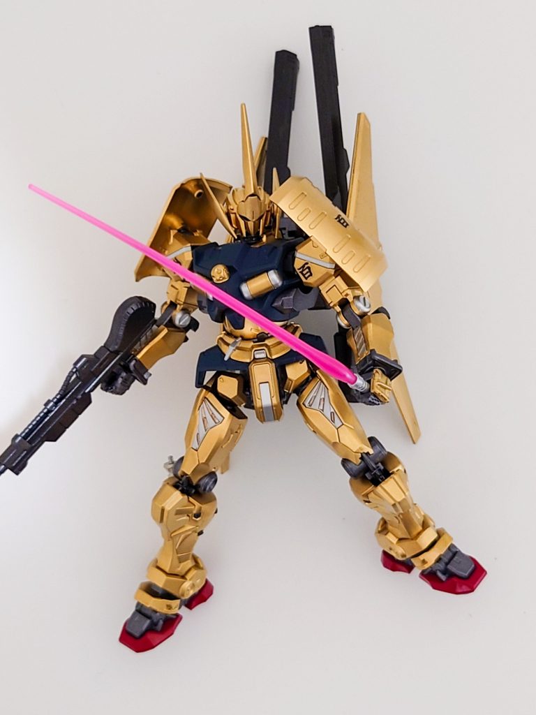 武器その２　ビームサーベルビームサーベルは、普段は右足に携帯しているという設定です。