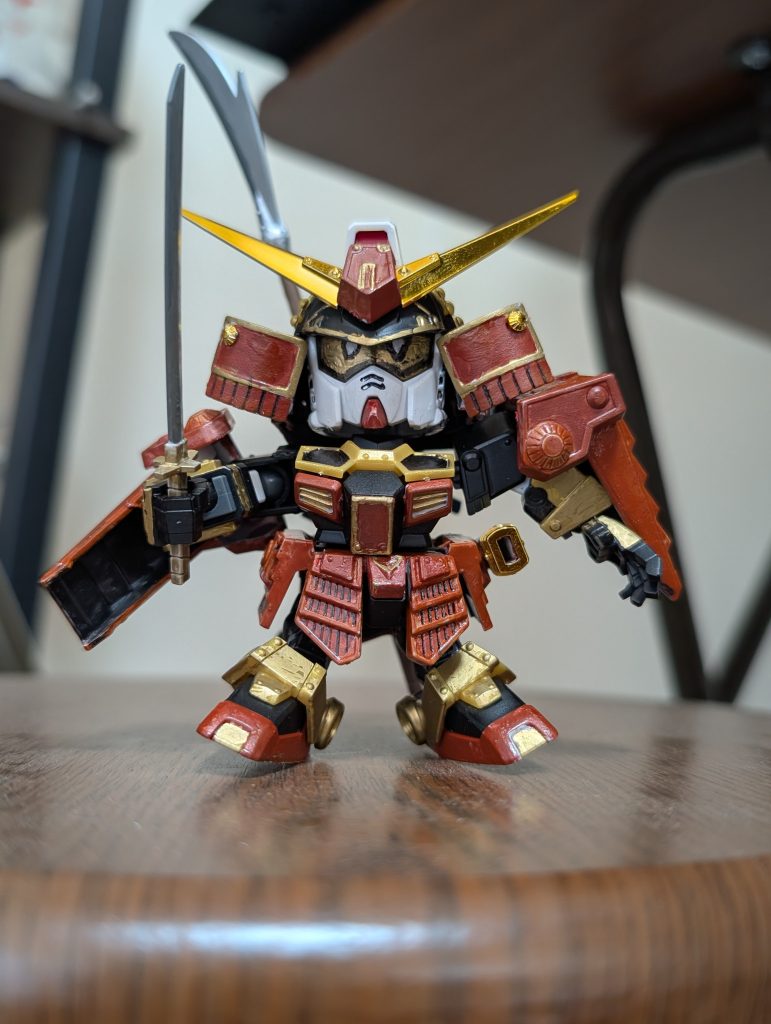 甲冑にダルレッド（暗めの赤）とブラウンの2色を使っていますが写真だと全然わかりませんね。目も含めてシールは不使用です。