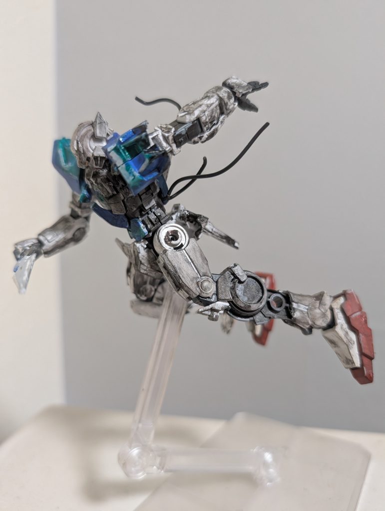 左半身の装甲が剥がれ落ちて一部内部フレームが剥き出しになっている様子を再現した……つもり……です