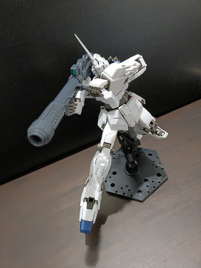 胸部、太もも、足首、シールドがクリアパーツでしたが、サイコフレームが透けて内蔵みたいでキモかったので塗装。下地をケチってホームセンターのアクリルスプレーでいったらガビガビになりまして、余計な二手間くらい費やしました笑