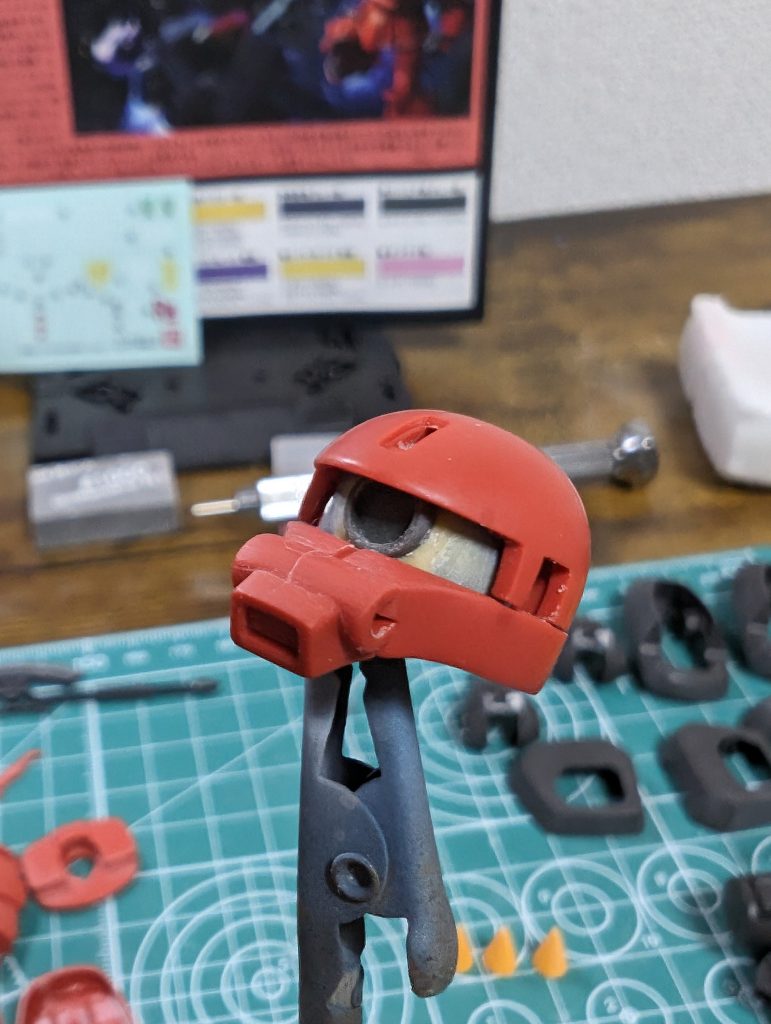 今回はプロポーションはいじらず、モノアイのHアイズ化やブレードのシャープ化など定番の修正のみでした