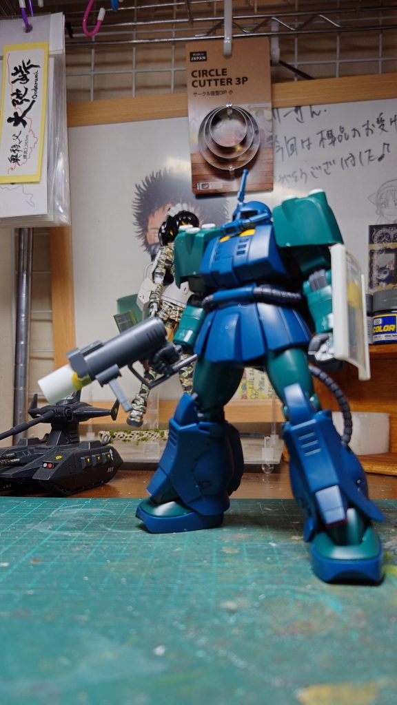 キットはそのままで、装備品としてライオットシールド＋９連装ミサイルガンを製作。