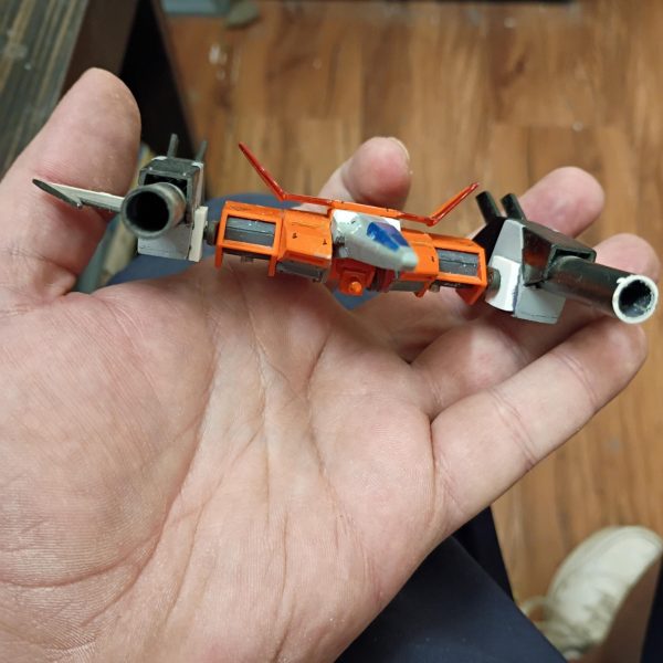 これは現在製作中の最新カスタムストライカーパックの途中経過です。まだいくつか解決すべき点があり、プラ板の作業も残っています。全体的には順調に進んでいると思います。（2枚目）