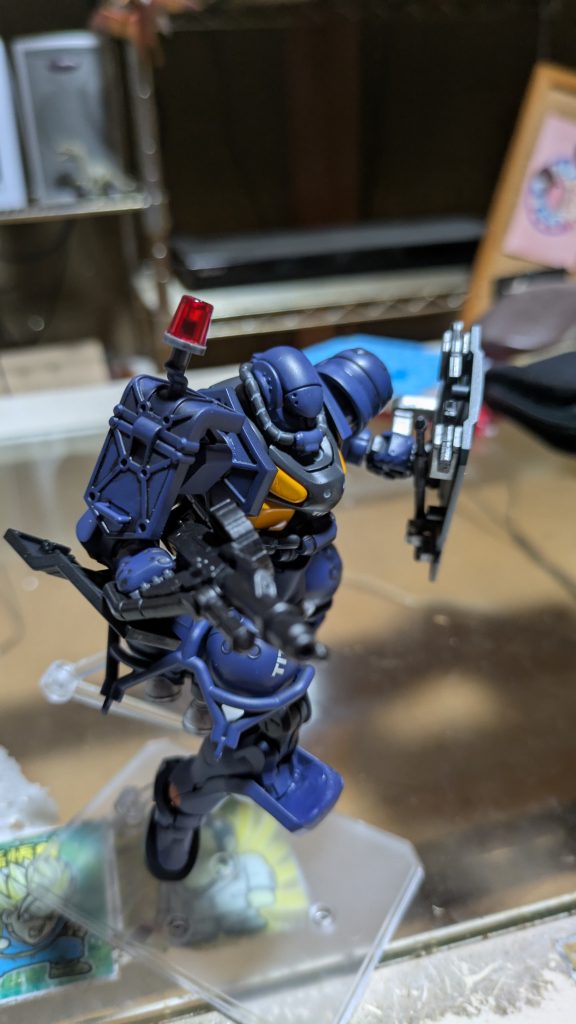 右斜め前から。太腿のシールをティターンズの水転写デカールに変更。