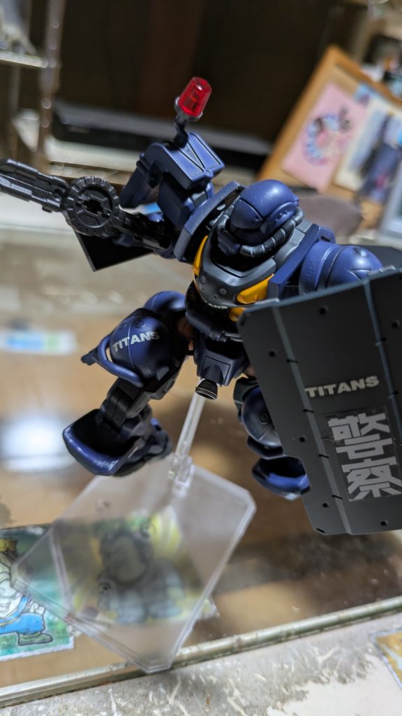 全体的に、軍警ザクをそのまま使用しました。はじめてのジークアクス版のガンプラを製作しましたが、稼働域、造形、スタイルともに、満足できる物に仕上がりました。元のキットがいいので、楽しく製作できました。