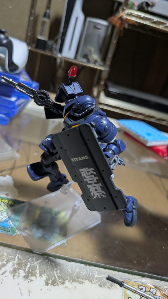 特徴的なシールドを、コトブキ屋のバリスティックシールドに変更、シールド裏にショットガン、ハンドガン、ヒートホークを懸架してあります。ティターンズブルー1.2で全塗装、薄い紫の胸部装甲は、黄色で塗装、ガンダムマークIIのティターンズ使用、バーザムの機体色をイメージ。