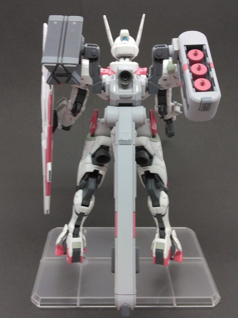 バックパックは中央部分を量産試作型のイメージで、ミサイルランチャー、ガンビットコンテナ、スラスターユニットをプラ板で作りました。