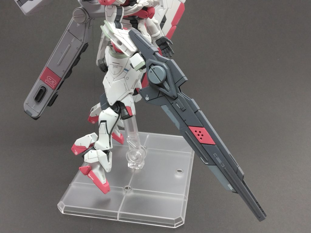 ビームライフルは量産試作型を参考により長くを念頭にプラ板で作りました。取り回し悪そうですがやはり長物はロマン(？)ですね。