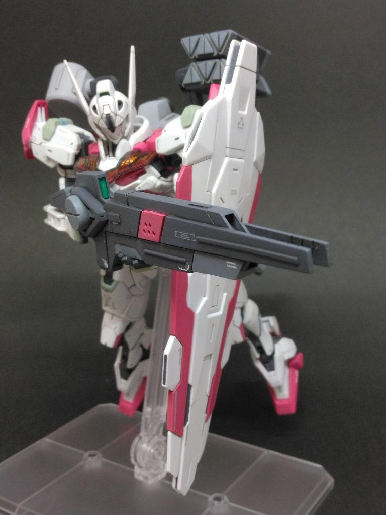 ルブリス本体は脚を延長し、スジ彫りを増やした後にアクリル塗料を筆塗りしています。スミ入れ後、ガンダムデカールや汎用デカールを貼って、ツヤ消しトップコートで仕上げました。