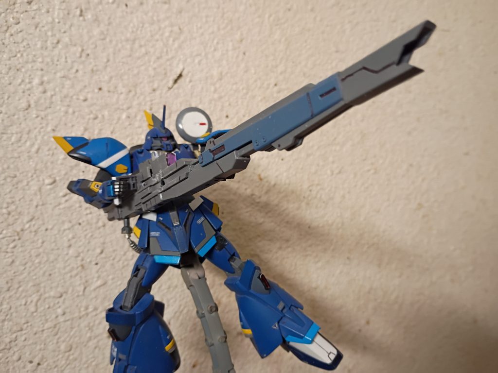 今のところ一番のお気に入りのポーズです。バックパックは昔のHGガナーザクウォーリアのものを改造・カスタマイズして、新しいものにしました。理想の見た目を実現するために色々なパーツを使いましたが、なかなか良い出来になったと思います。