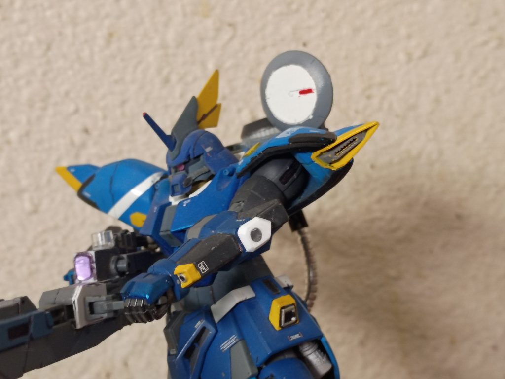 腕にはビームシールドジェネレーターを一から作りました。最終的な形を整えて塗装する必要があります。バックパックには、遠距離照準用のレドームを取り付けました。