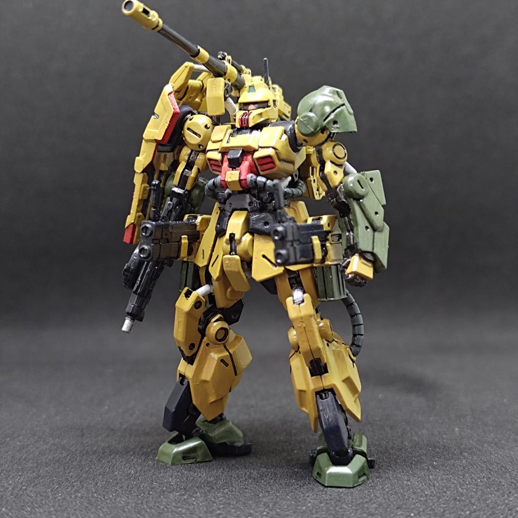 ザクキャノンはアーティファクトにするととてもカッコいいですね。これもガンダムマーカーですが、パーツ割れの懸念と色による光沢の差が気になりこれ以降はガンダムマーカーの使用はやめています。つや消しトップコートを吹けばいいのですが、スプレーは苦手なのと面倒なのでやっていません。手軽にチャチャッと塗りたいので。