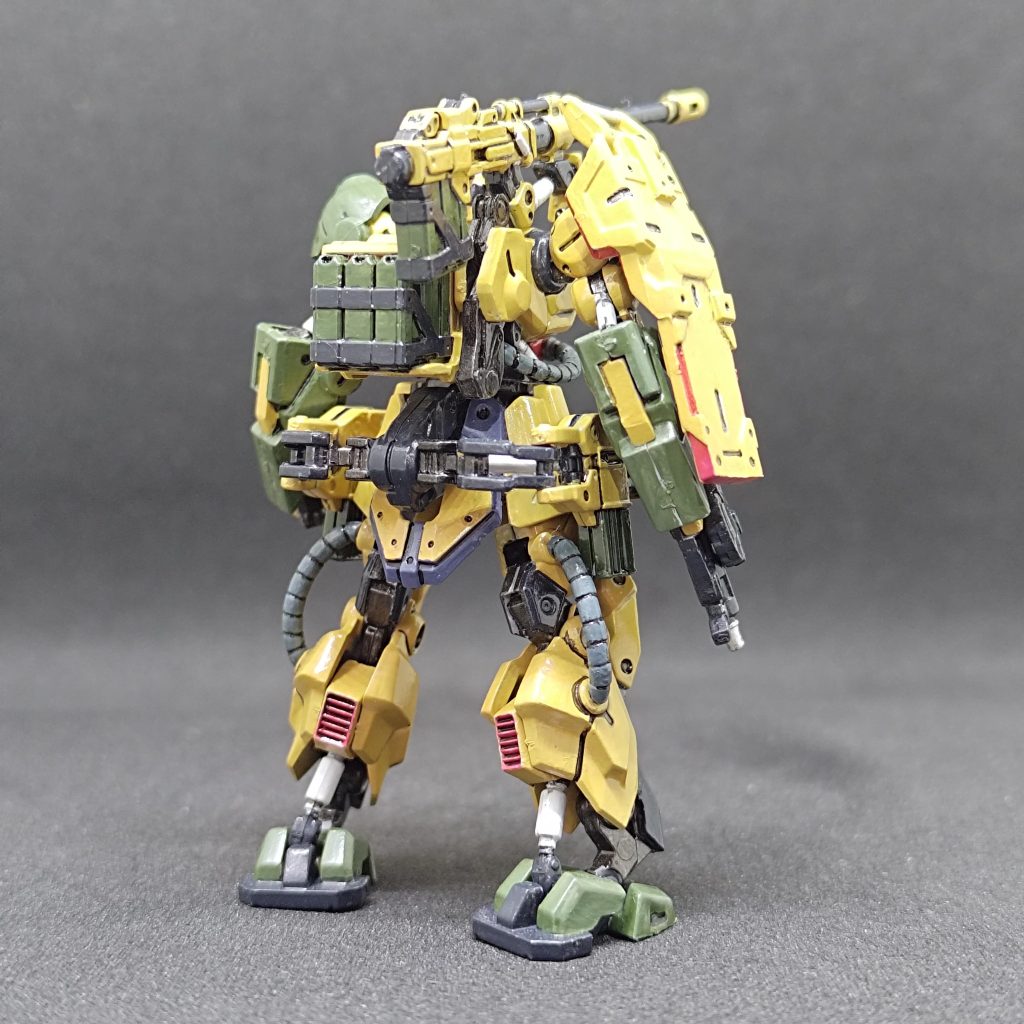 バックショット。ちょっと撮影ミスりましたね。後ろもゴテゴテしていて無骨で良いです。兵器感がたまらないですね。機会があればこれにトップコートを吹きたいと思います。