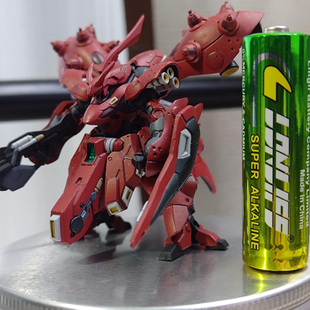 作品名：電池がでっかく見えてくる<p>アーティファクトって写真で見てると体感スケールがバグりますね。 実際は5cmちょいしかないんです。</p>
