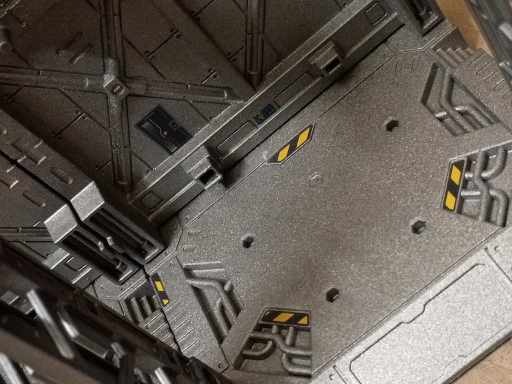 注意書きのステッカーは見た目も良く、よりリアルに感じます