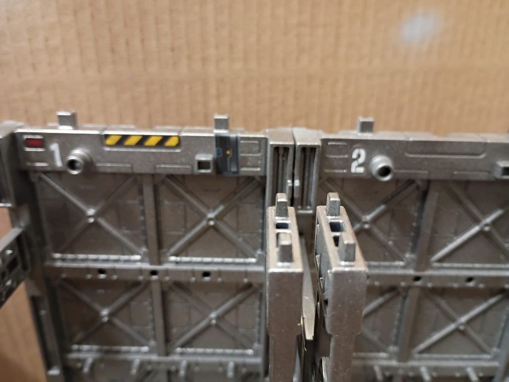 塗料はタミヤのガンメタルとMr.ホビーのキャラクターイエローを使用しました。付属のシールも貼りました。