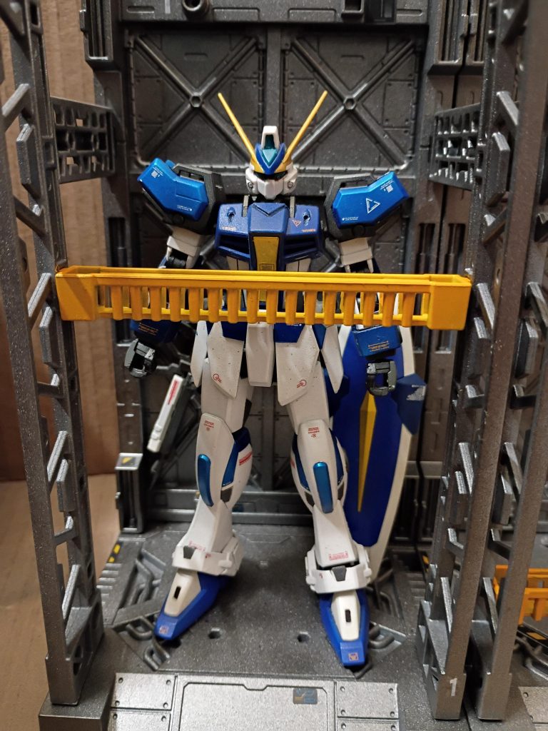 後ろの壁には武器を固定するのに適したペグがあります