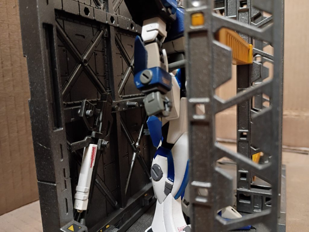 山田格納庫展示ベース–6枚目/制作者：GunplaGuy