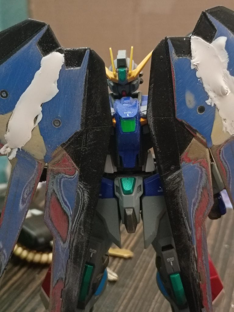 中央部分はパテで埋めました。乾いたら、全体を滑らかに研磨します。