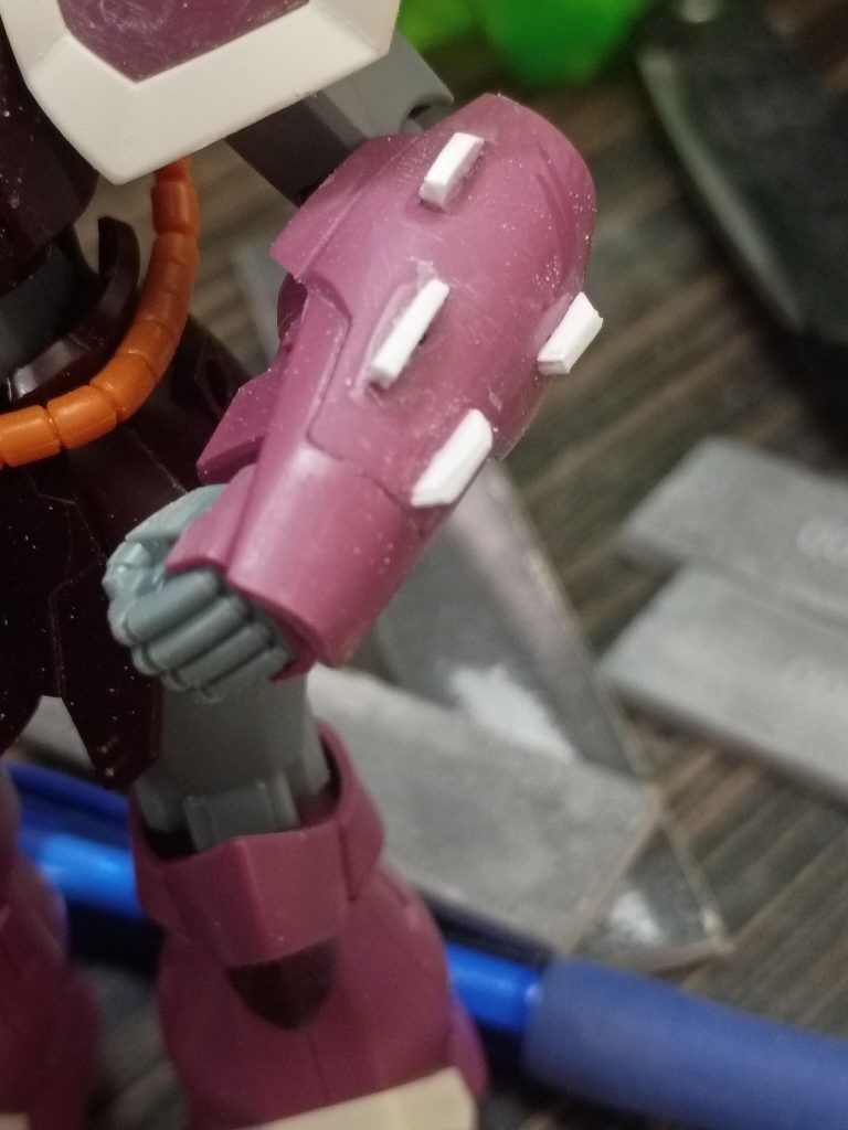 アームシールドにはプラ板を追加して、より頑丈に見えるようにしました