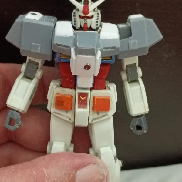 現在、HGUCアレックスのチョバムアーマーを取り付け中です。ネオジム磁石を使ってアーマーパーツを固定しています。胸部は見た目を整えるのに少し手間がかかります。アーマーの組み立てが終わったら、新しいパネルラインを彫り込み、追加の武器もいくつか作ります。（2枚目）