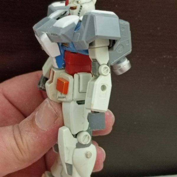 現在、HGUCアレックスのチョバムアーマーを取り付け中です。ネオジム磁石を使ってアーマーパーツを固定しています。胸部は見た目を整えるのに少し手間がかかります。アーマーの組み立てが終わったら、新しいパネルラインを彫り込み、追加の武器もいくつか作ります。（3枚目）