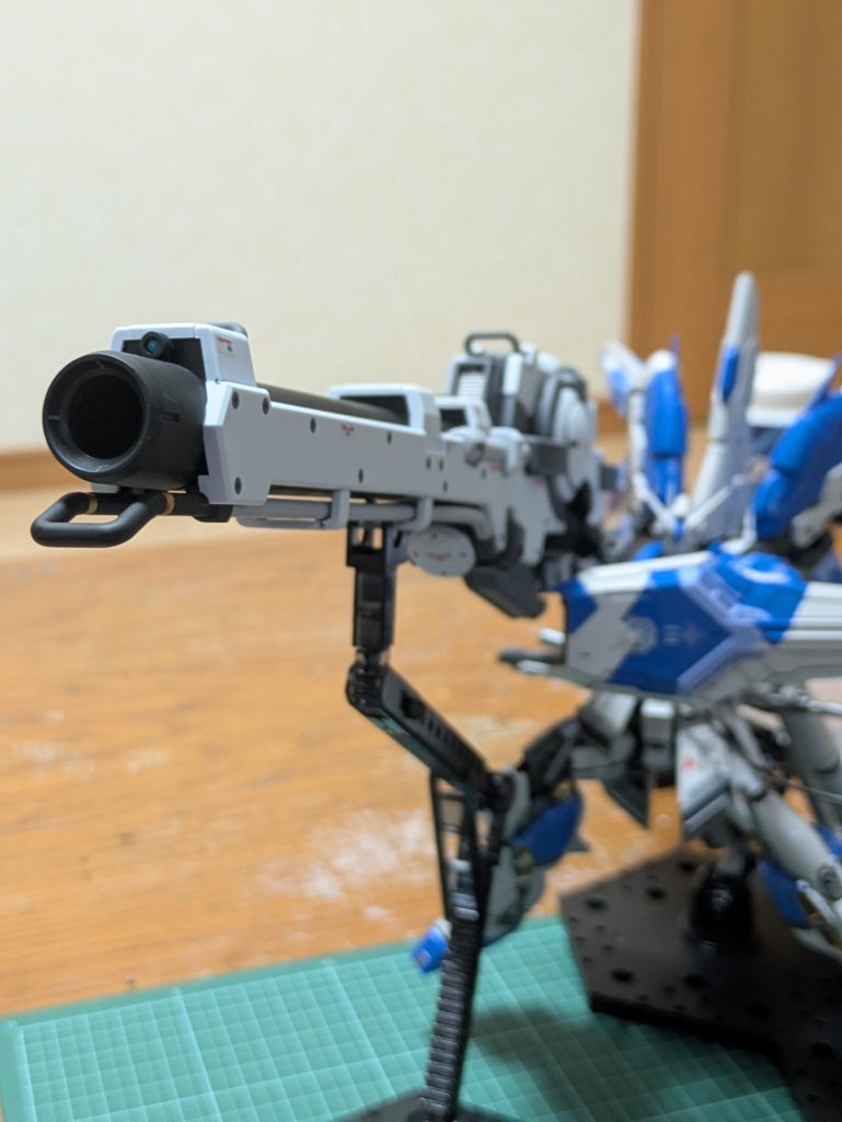 今回もガンダムマーカーで部分塗装しました。見えづらいけど砲口下とか放熱してそうな部分とかです。