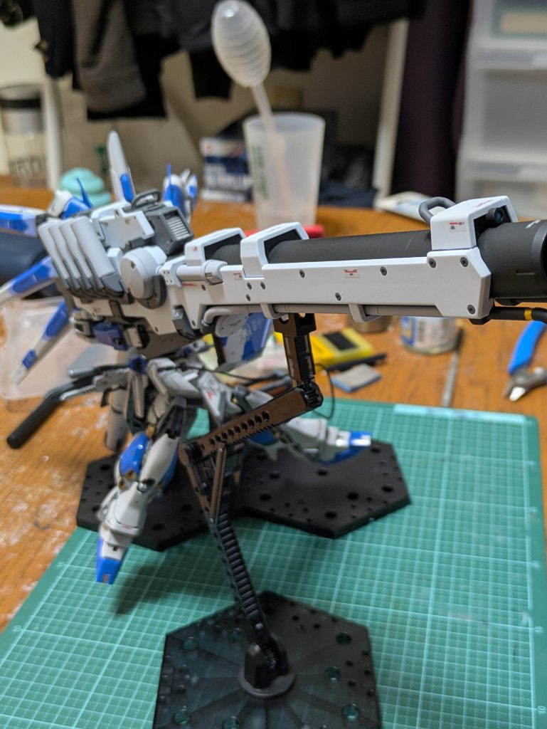 デカくて移動しづらくて動かしたくないので別アングルです。中々こういう兵器にあったポージングはしづらい気がします。一応ウイングゼロと似た感じで空いている手も添えさせました。