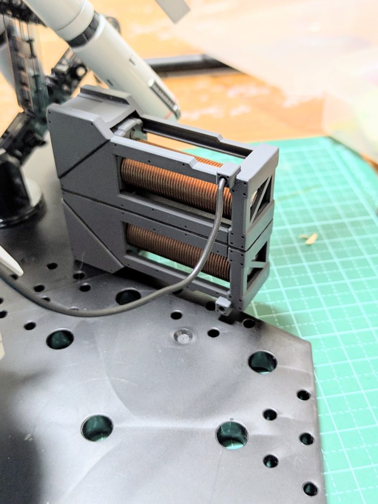 電源？部分もスプレーで銅っぽく塗装。タミヤラッカースプレーだと銅色が無かったのでメタリックオレンジで。