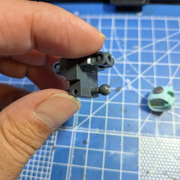 ひょんなきっかけでジム（GM）を作りたい衝動にかられ、制作を決意。さっそく、積んでいたジム（GM）の仮組みをしました。自分が子ども時代に見たジム、まさにそのものが立体として降臨しました。プロポーション、成型色（弱緑）、弱々しい単調なお顔などなど…これこそが「ジム（GM）」です。しかしながら、野暮ったさも否めません。そこでできる限りの工作で弱カッコいいジムの制作を目指します。①プロポーション改修数多の作例を参考に股間の軸を下に下げて足を長く見せます。キットのボールジョイントを一旦切り離し、2mm程度下になるようにします。軸はランナーを利用。②後ハメ加工（人生初）人生初の後ハメ加工です。失敗したら…という恐怖がこれまでやらなかった主な理由です💦幸いジムの胸部後ハメは有名らしく、数多の参考になる作例で何とかできました。ダボを切り欠くのはめちゃ怖かったです（笑）😨頭部はカメラ部を後ハメできるように加工し、耳？は既存モールドを削り、K社の丸モールドを接着します（右）  ③各種ディティールアップスジ彫りやプラ材貼りとおなじみのディティールアップを施します。スジ彫り、久しぶりにやったらウデがなまってました🤣。楽しいけどやはりスジ彫りは難しい…😫脚部では、足首のモールドがイマイチに感じたので全て削り落とし、プラ棒などでそれらしく作り直しました。ある程度の工作は終わったので、あとは塗装を進めたいと思います✨️     （2枚目）