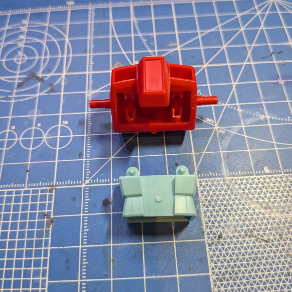 ひょんなきっかけでジム（GM）を作りたい衝動にかられ、制作を決意。さっそく、積んでいたジム（GM）の仮組みをしました。自分が子ども時代に見たジム、まさにそのものが立体として降臨しました。プロポーション、成型色（弱緑）、弱々しい単調なお顔などなど…これこそが「ジム（GM）」です。しかしながら、野暮ったさも否めません。そこでできる限りの工作で弱カッコいいジムの制作を目指します。①プロポーション改修数多の作例を参考に股間の軸を下に下げて足を長く見せます。キットのボールジョイントを一旦切り離し、2mm程度下になるようにします。軸はランナーを利用。②後ハメ加工（人生初）人生初の後ハメ加工です。失敗したら…という恐怖がこれまでやらなかった主な理由です💦幸いジムの胸部後ハメは有名らしく、数多の参考になる作例で何とかできました。ダボを切り欠くのはめちゃ怖かったです（笑）😨頭部はカメラ部を後ハメできるように加工し、耳？は既存モールドを削り、K社の丸モールドを接着します（右）  ③各種ディティールアップスジ彫りやプラ材貼りとおなじみのディティールアップを施します。スジ彫り、久しぶりにやったらウデがなまってました🤣。楽しいけどやはりスジ彫りは難しい…😫脚部では、足首のモールドがイマイチに感じたので全て削り落とし、プラ棒などでそれらしく作り直しました。ある程度の工作は終わったので、あとは塗装を進めたいと思います✨️     （3枚目）