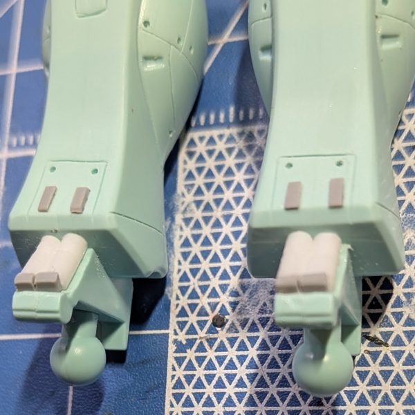 ひょんなきっかけでジム（GM）を作りたい衝動にかられ、制作を決意。さっそく、積んでいたジム（GM）の仮組みをしました。自分が子ども時代に見たジム、まさにそのものが立体として降臨しました。プロポーション、成型色（弱緑）、弱々しい単調なお顔などなど…これこそが「ジム（GM）」です。しかしながら、野暮ったさも否めません。そこでできる限りの工作で弱カッコいいジムの制作を目指します。①プロポーション改修数多の作例を参考に股間の軸を下に下げて足を長く見せます。キットのボールジョイントを一旦切り離し、2mm程度下になるようにします。軸はランナーを利用。②後ハメ加工（人生初）人生初の後ハメ加工です。失敗したら…という恐怖がこれまでやらなかった主な理由です💦幸いジムの胸部後ハメは有名らしく、数多の参考になる作例で何とかできました。ダボを切り欠くのはめちゃ怖かったです（笑）😨頭部はカメラ部を後ハメできるように加工し、耳？は既存モールドを削り、K社の丸モールドを接着します（右）  ③各種ディティールアップスジ彫りやプラ材貼りとおなじみのディティールアップを施します。スジ彫り、久しぶりにやったらウデがなまってました🤣。楽しいけどやはりスジ彫りは難しい…😫脚部では、足首のモールドがイマイチに感じたので全て削り落とし、プラ棒などでそれらしく作り直しました。ある程度の工作は終わったので、あとは塗装を進めたいと思います✨️     （4枚目）