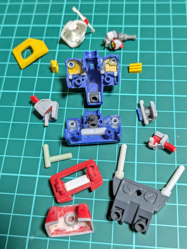 〘顔パーツ〙と〘首パーツ〙を組んでみましたその左側にございますのがアンテナ取り付けた〘頭部パーツ〙で、この段階ではダクト開口の為ダボピンが無くなっておりますので、とりあえず両面テープでくっつけております😅その下にあるのが〘胸前パーツ〙その下に〘胸後パーツ〙なのですが、このパーツに〘首パーツ〙を差し込む為の3㍉ポリキャップを収めました😚その両脇にございますのが今回の可動改造制作で一番頑張ったと思っております肩関節…😆右にあるのが組む前で左にあるのが組んだ後…今回肩を上方向へ動かしたく…🤔でも元キットの様に肩の前側への引き出しも捨てきれず…🤔………考えた結果…………😯✨✨欲張り肩関節〜😲✨の制作する事に致しました!😆色々と試行錯誤の上、結果的にはいつものようにランナーを使ったのですが、狭いスペースに3㍉のポリキャップを収める事が出来ませんでしたので〘WAVE〙さんの2㍉ポリキャップと〘TAMIYA〙さんの2㍉丸棒を使い可動軸を作りプラバンでそれっぽく形を作ってみました!😚その下にございますのが、腹部可動の為のランナーから切り出したT型パーツその下にあるのが〘腹上パーツ〙でその下が〘腹下パーツ〙になります!😚腹部の可動は、以前投稿させて頂いた〘ジム②〙とほぼ同じでございます!😁.