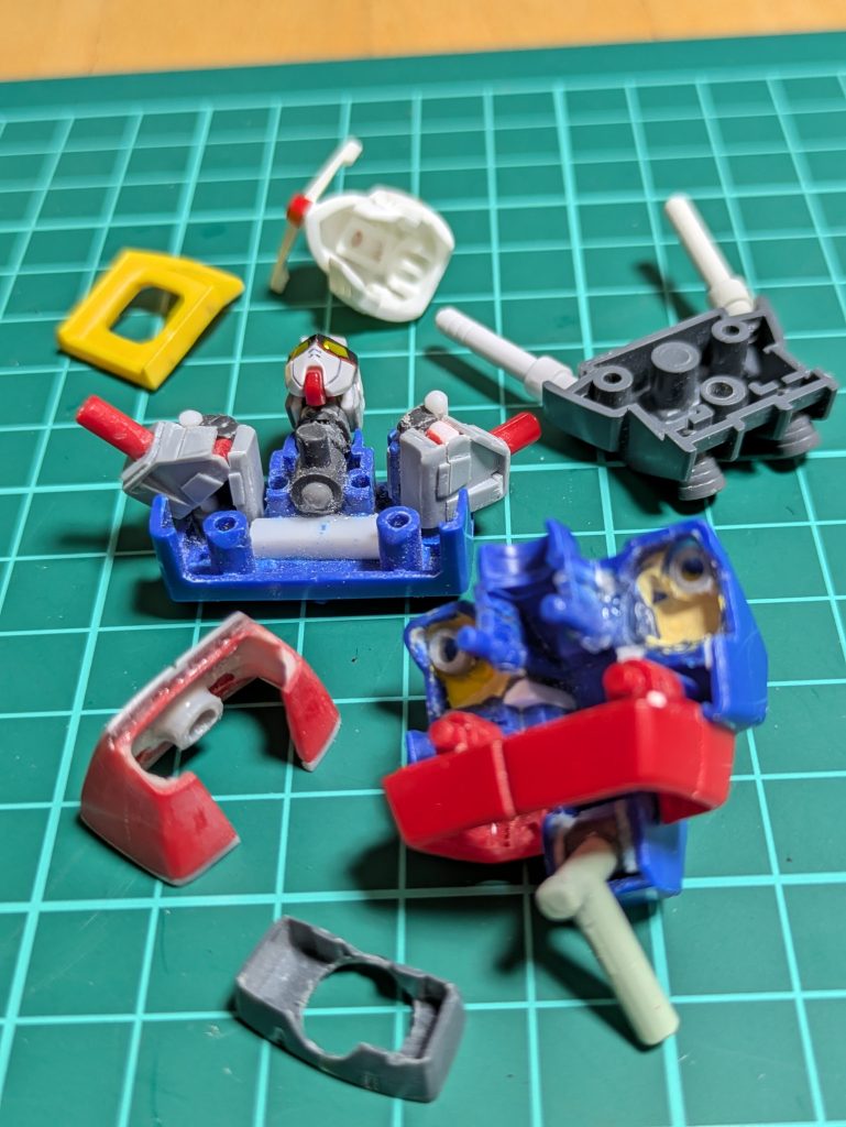 〘首パーツ〙はポージングの際少し引き出す事もあると思いこんな形で作っております😚〘欲張り肩関節😲〙はこんな感じで収めます😁今回のガンダムの胸パーツはこの欲張り肩関節のおかげで、合わせ目消しする所がありませんでしたので〘ジム②〙の様な〘腹上パーツ〙取り付けの為の後ハメ加工もありません!😚塗装後はこのままスナップフィット!😁