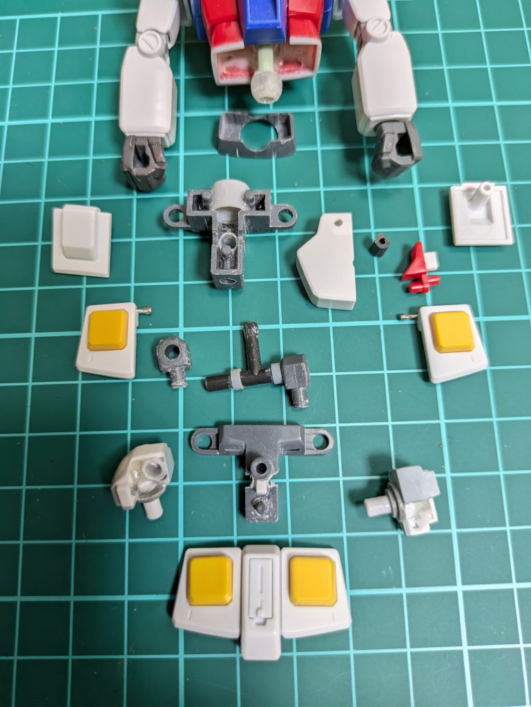 上半身に腕を組んで取り付けました!😁その下に散らかっておりますのが〘腰パーツ〙達でございます!😁上半身と腰との接続はジャンク箱の中に転がっていたボールジョイント?を使う事にしました😚(多分〘ハロプラ〙の部品だと思う…🤔)写真真ん中にございますのが脚の付け根引き出しギミックの為のパーツその上にあるのが〘腰後パーツ〙…😊上半身に取付けているボールジョイントの接続受けは〘WAVE〙さんの〘8㍉プラパイプ〙の穴を6㍉に広げて納めております😆その右にあるのが〘股間パーツ🥴〙その右にある〘黒くて小さなパーツは〙フロントアーマーを接続する為の部品…ポリキャップのランナーを5㍉に切断して真ん中に穴を開けました😚フロントアーマーには百均のピン針を取付けてその先に瞬間接着剤を〈チョン〉と何となく丸くなる感じで盛り、ボールジョイントの様な物を作りました!😁