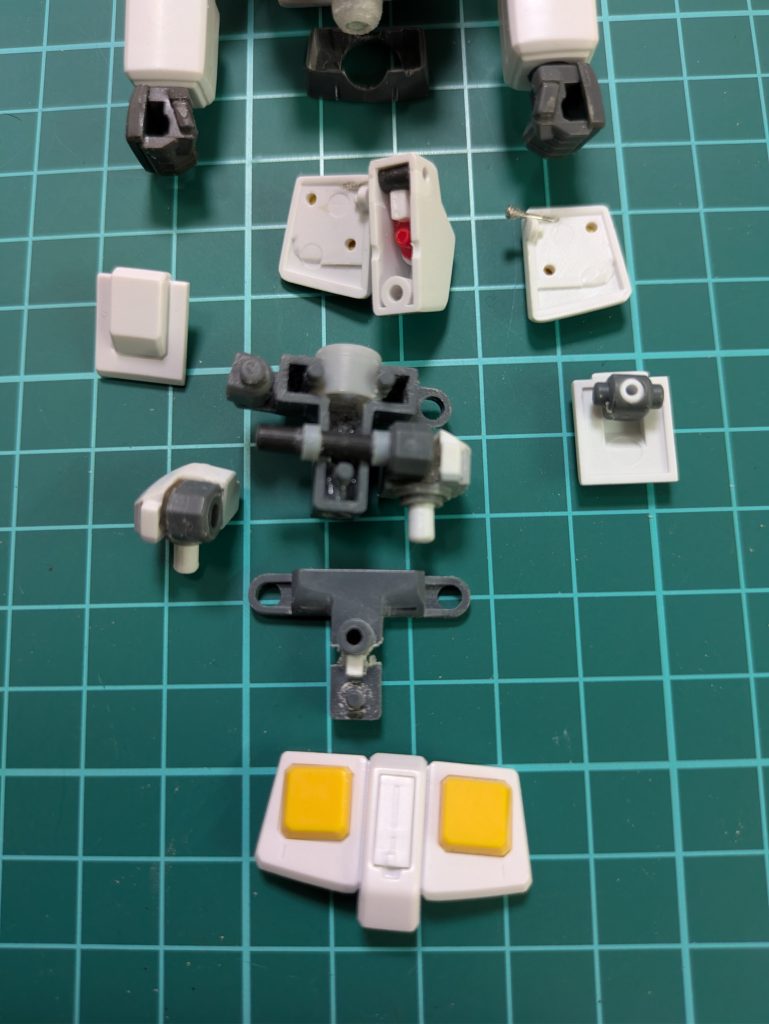 〘股間パーツ🥴〙の中に〘黒くて小さなパーツ〙を入れフロントアーマーを差し込んでみた写真でございます😚脚の付け根の引き出パーツにくっいているポリキャップは、このキットに付いているポリキャップでございます!😚