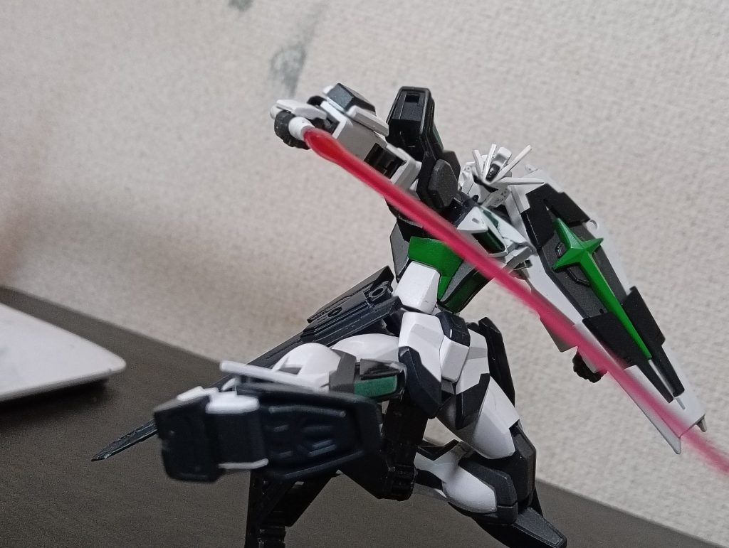 フェイズシフト装甲元のストライクを圧倒する5倍の装甲を持っている。